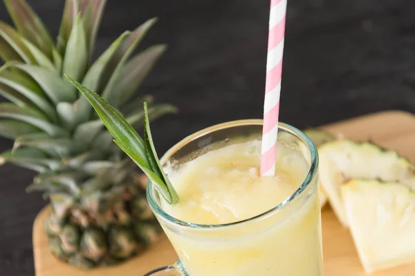 Ahşap arka planda ananas kokteyli — Stok fotoğraf