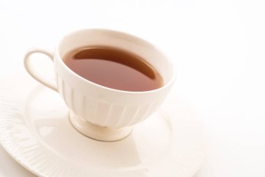 Beyaz arkaplanda çay fincanı