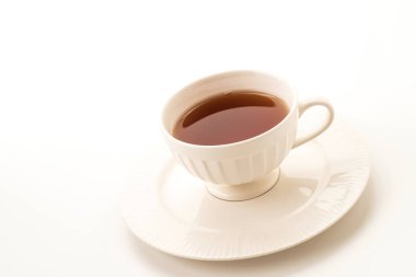 Beyaz arkaplanda çay fincanı