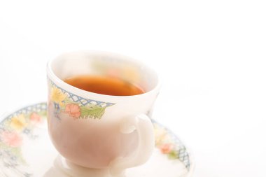 Beyaz arkaplanda çay fincanı