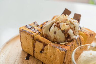 Bal tost karamelli dondurma ile