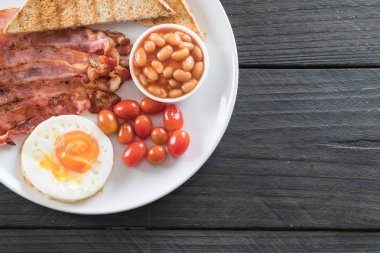 beyaz zemin üzerine kahvaltı