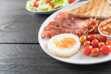 beyaz zemin üzerine kahvaltı