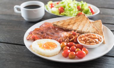 beyaz zemin üzerine kahvaltı