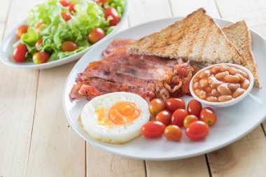 beyaz zemin üzerine kahvaltı