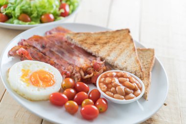 beyaz zemin üzerine kahvaltı