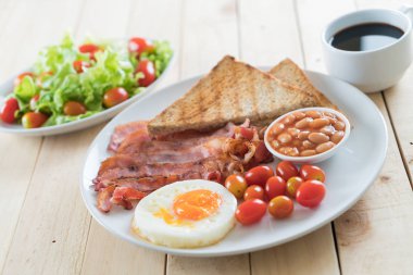 beyaz zemin üzerine kahvaltı