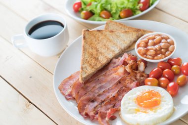 beyaz zemin üzerine kahvaltı