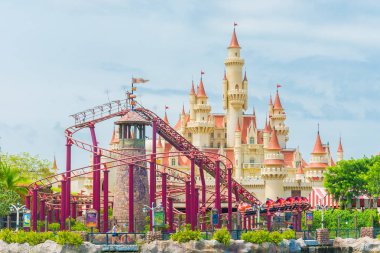 Singapur-Temmuz 20 2015: güzel kale ve roller coaster U '