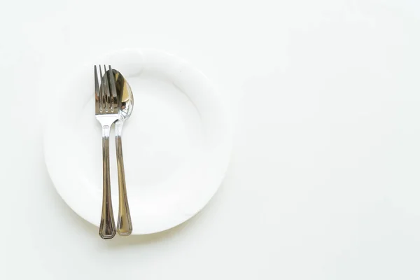 Пустое блюдо на белом столе — стоковое фото
