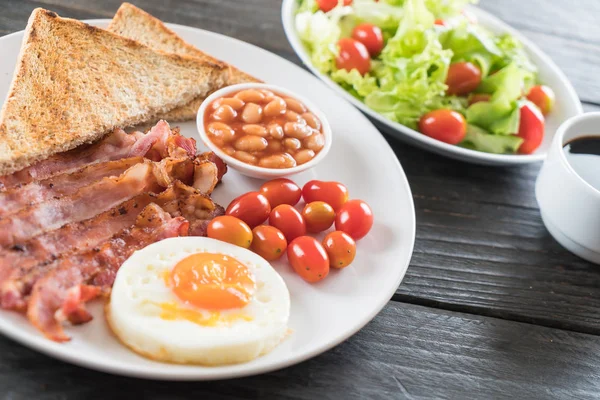 beyaz zemin üzerine kahvaltı