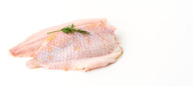beyaz arkaplanda tilapia ham