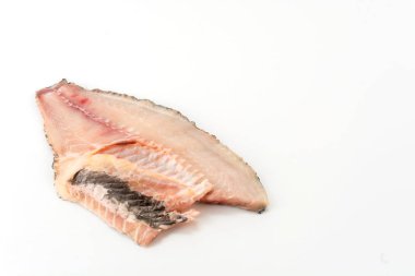 beyaz arkaplanda tilapia ham