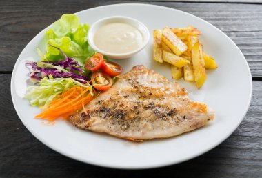 Ahşap masada balık bifteği