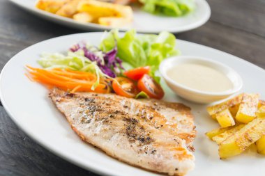 Ahşap masada balık bifteği