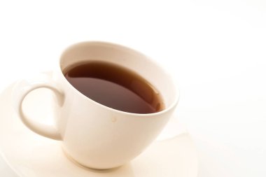 Beyaz arkaplanda çay fincanı
