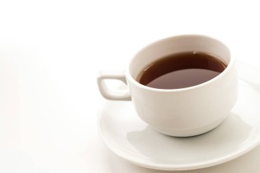 Beyaz arkaplanda çay fincanı