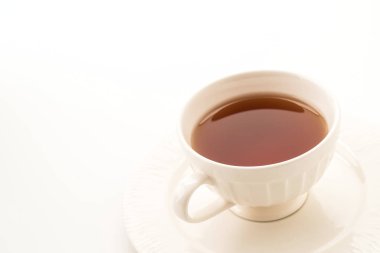 Beyaz arkaplanda çay fincanı