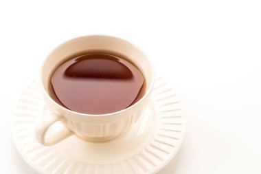 Beyaz arkaplanda çay fincanı