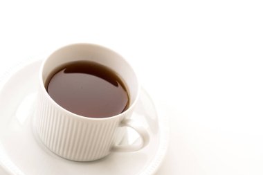 Beyaz arkaplanda çay fincanı