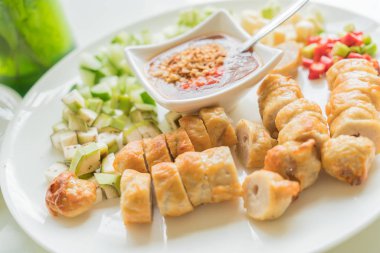 Vietnam köfte sarar 