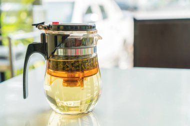 Beyaz masada çaydanlıklar