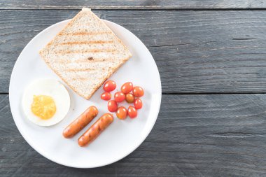 Tahta arka planda kahvaltı yemeği