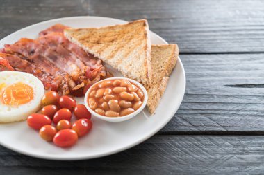 Kahvaltı ahşap masada
