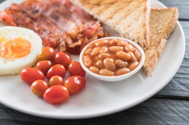 Kahvaltı ahşap masada