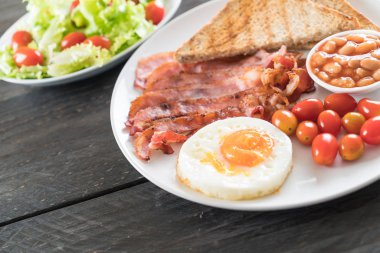 Kahvaltı ahşap masada