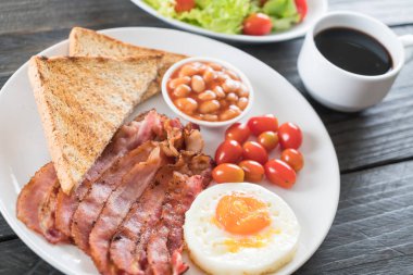 Kahvaltı ahşap masada