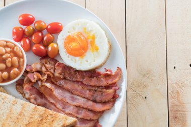 Kahvaltı ahşap masada