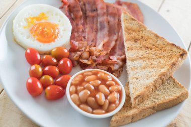 Kahvaltı ahşap masada