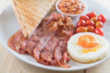 Kahvaltı ahşap masada