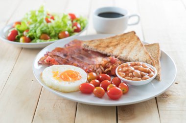 Kahvaltı ahşap masada