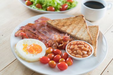 Kahvaltı ahşap masada
