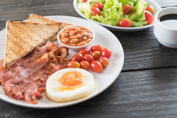 Kahvaltı ahşap masada