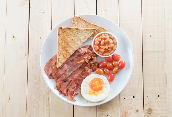 Сніданок на дерев'яному столі — стокове фото