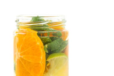 Beyaz arkaplanda aşılanmış su