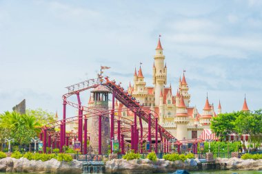 Singapur-Temmuz 20 2015: güzel kale ve roller coaster 