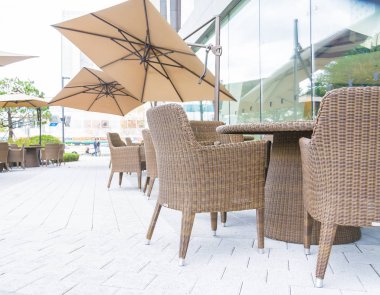 Masa ve sandalye şemsiye açık veranda ile