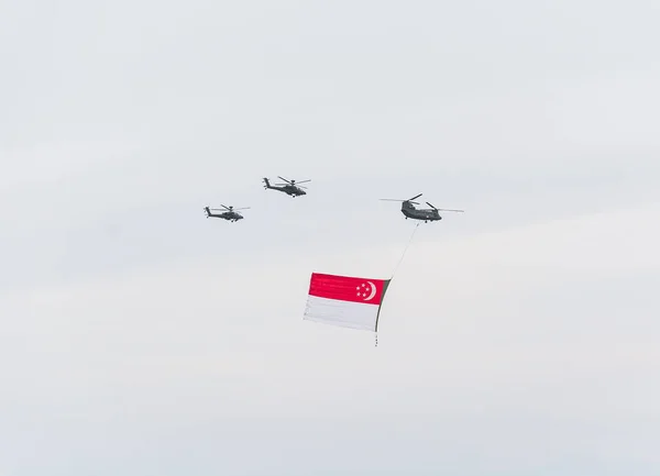 Singapur 18 de julio de 2015: helicóptero vuela en el cielo por Fiftieth ann —  Fotos de Stock