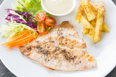 Ahşap masada balık bifteği