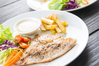 Ahşap masada balık bifteği