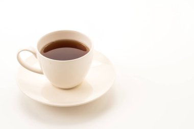 Beyaz arkaplanda çay fincanı