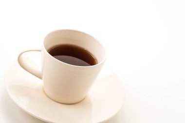 Beyaz arkaplanda çay fincanı