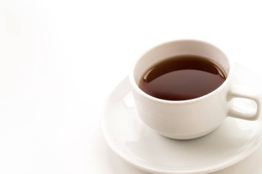 Beyaz arkaplanda çay fincanı