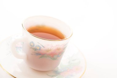 Beyaz arkaplanda çay fincanı