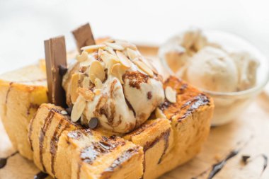 Bal tost ile karamelli dondurma ile