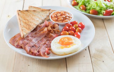 Kahvaltı ahşap masada